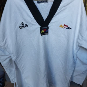 Taekwondodräkt - Mycket bra skick. Stl 160 cm lång. Vitt skärp ingår 