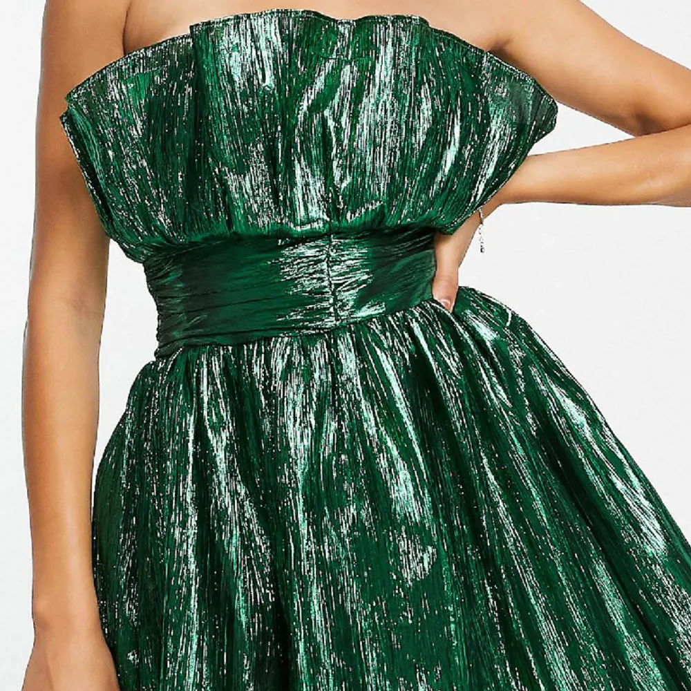 Grön klänning från asos i storlek 34 💚Använd 1 gång. Fint skick.. Klänningar.