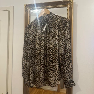 NY blus i leopardtryck i 100% återvunnen polyester! - Transparant blus med halvpolo och guldfärgade knappar! 