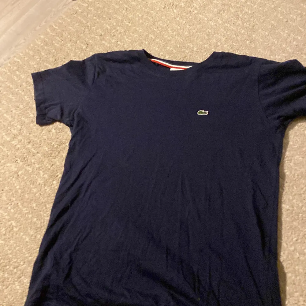 Hej, jag säljer en t-shirt från Lacoste den har används några gånger men har tagits hand om bra . T-shirts.