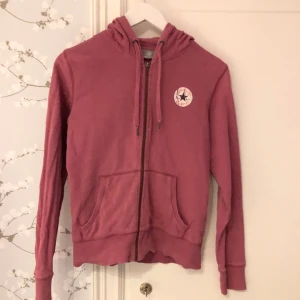 Rosa hoddie tröja  - Har haft den här hoddien i några år har verkligen älskat den, men nu är den för liten för mig. Den värmer lite men inte så mycket hade den mycket på våren och sommaren :) 