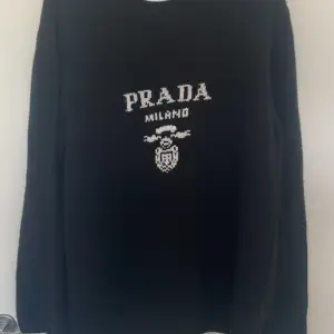 Säljer en äkta Prada tröja nypris 18000kr, säljer för 4000kr för vill bli av med den. 