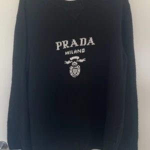 Prada Tröja  - Säljer en äkta Prada tröja nypris 18000kr, säljer för 4000kr för vill bli av med den. 