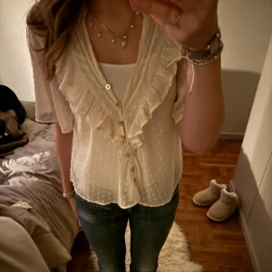 Zara blus  - Säljer min söta prickiga zara blus som är perfekt nu till våren och sommaren!! Säljer då jag inte använder den!! Kan sänka pris vid snabbaffär 