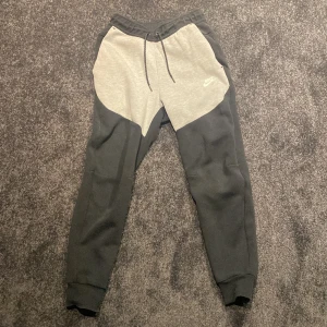 Nike tech fleece byxor - Grå svarta nike tech byxor i bra skick👍