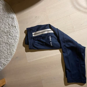 Palm angels trackpants - Säljer dessa feta Palm angels brallorna för ett schysst pris. 10/10 skick ser knappt använda ut. Kan bytas mot andra plagg 💯 kan sänkas vid snabb affär.