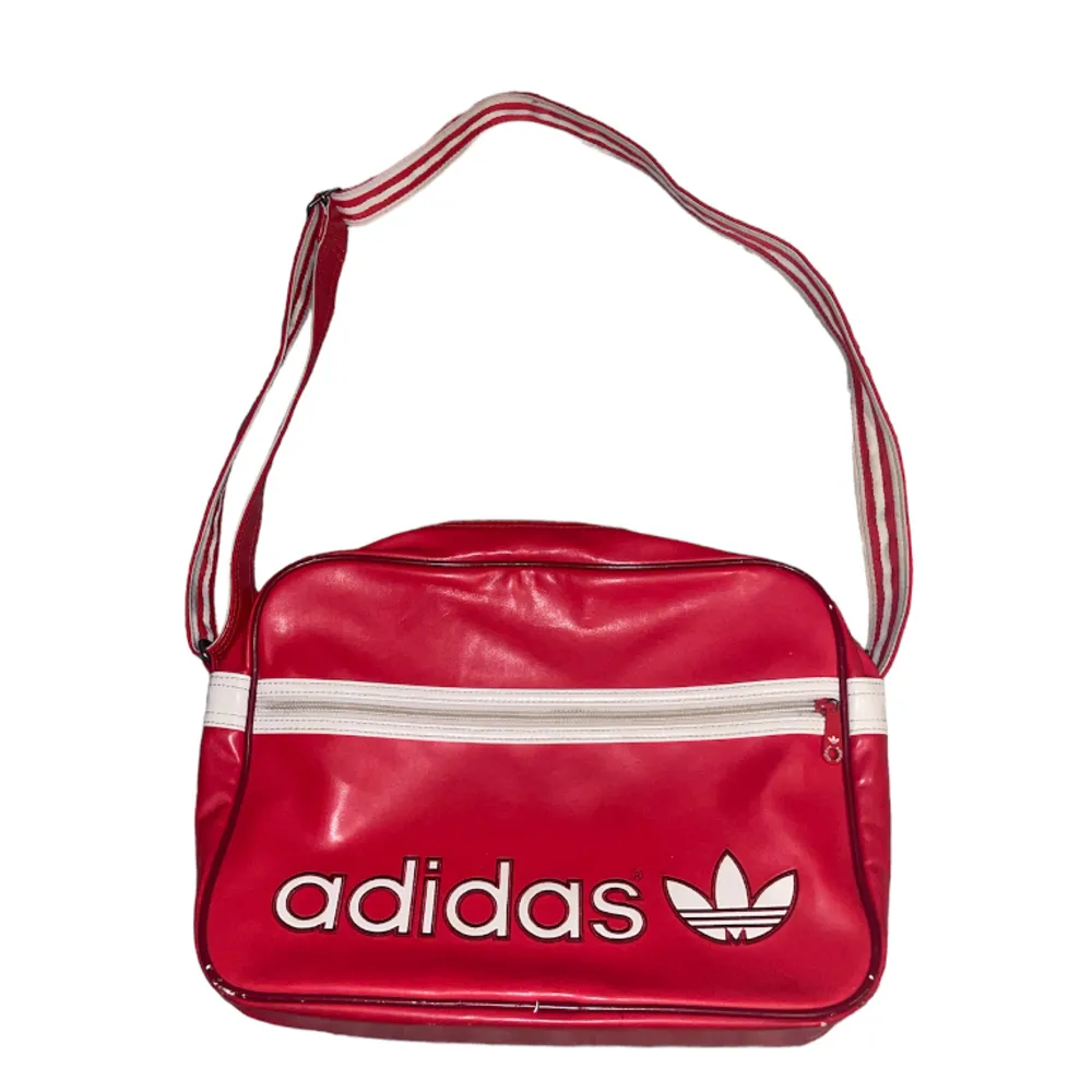 Röd och vit adidasväska med justerbart axelband, skriv privat för flera bilder/frågor 💗. Väskor.