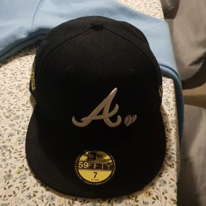 New era keps Atlanta braves - Helt ny oanvänd i strlk 7 vilket motsvarar 55.8 cm