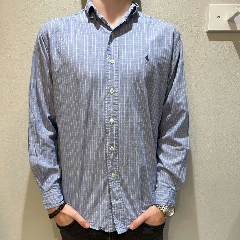 Säljer en riktigt snygg Ralph Lauren skjorta i skick,8/10, storlek 15 motsvarar M/L. Modellen på bilden är 183cm lång.. Skjortor.