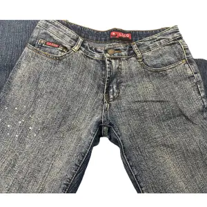 Lågmidjade Bootcut jeans med super fina små detaljer i strl 40 dock passar dem som har strl S på sig. Skriv gärna för flera bilder 