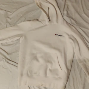 Champion hoodie - Snygg off-white färgad (vit med en hint av gul) champion hoodie i ganska bra skick, lite nopprig. Inga snören kvar tyvärr.