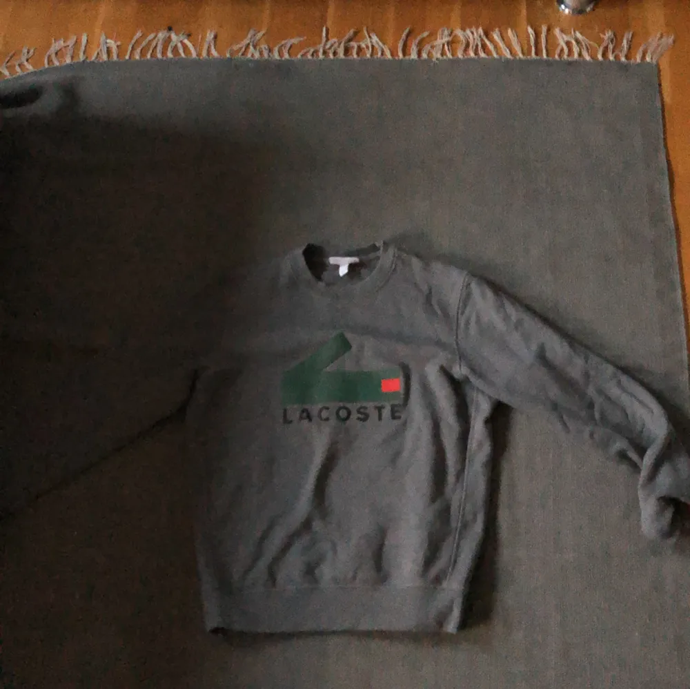 Grå Lacoste tröja aldrig använd, helt ny skick. Hoodies.