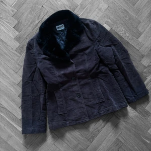 Dolce & Gabbana Jacka - Dolce & Gabbana Jacka Storlek: L Bra skick  Längd 71+5cm Arm längd 59cm Armhåla till armhåla 51cm Axel till axel 46cm