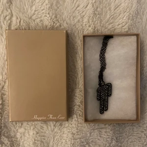 Blohsh halsband + Billie bilder! <3 - Säljer mitt äkta Blohsh halsband i stainless steal samt 15 stycken fina Billie Eilish bilder💓💓 Pris går att diskutera 