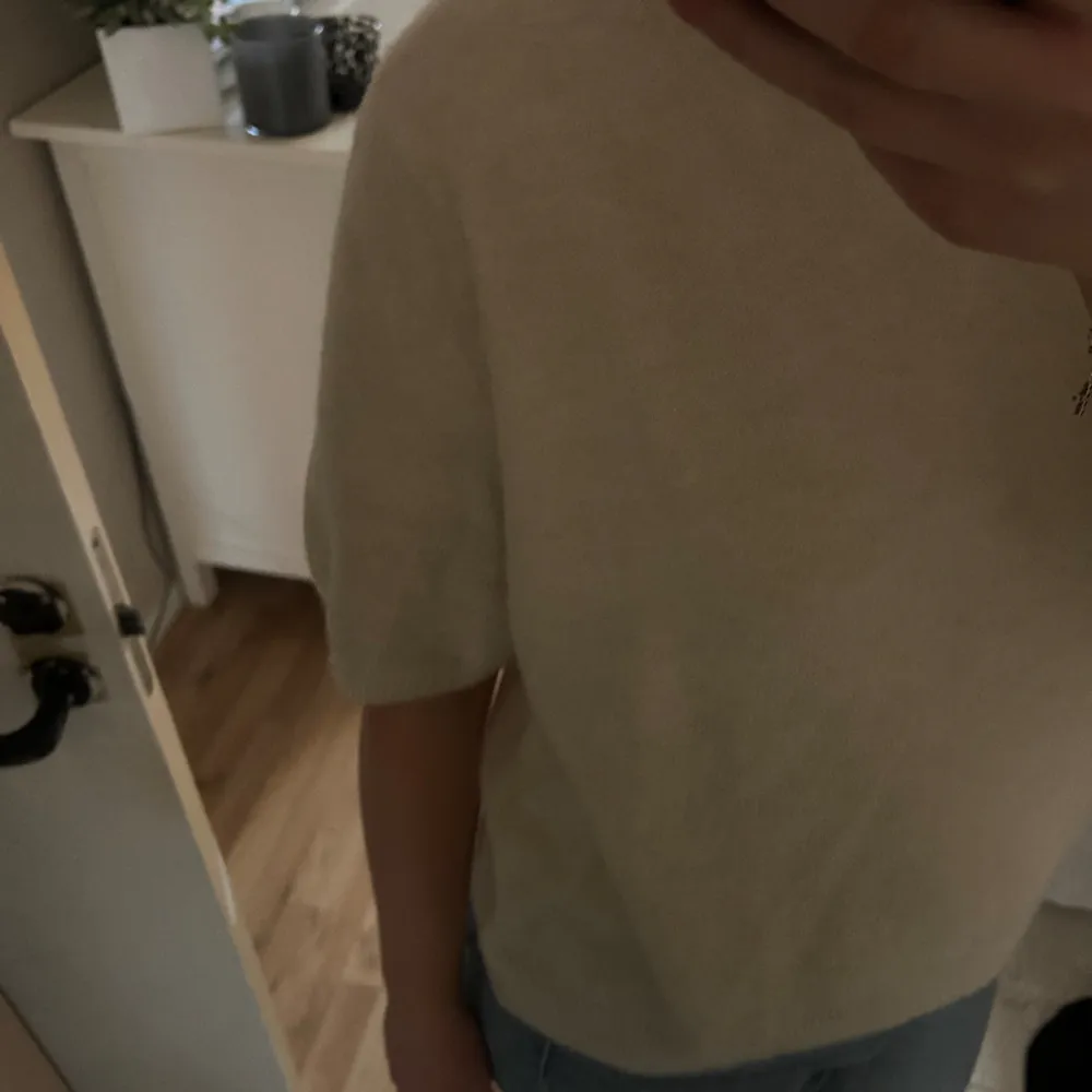 Superfin trekvartsärmad tröja från H&M!! Passar S/M/L beroende på hur man vill att den ska sitta!! Aldrig använd 💘. Stickat.