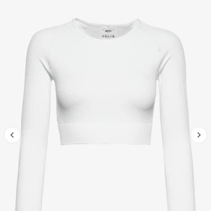 Ribbed crop long sleeve - Träningstopp från Aimn!  Superbra skick, nypris 549kr men verkar vara slutsåld!
