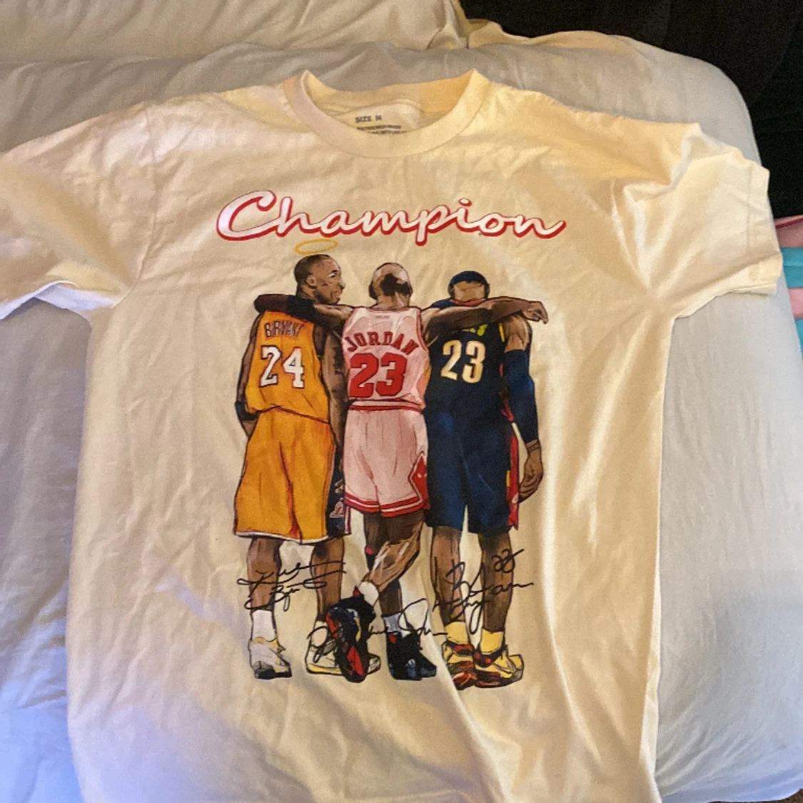 En snygg tröja som är bra för streetwear och kanske andra stiler.