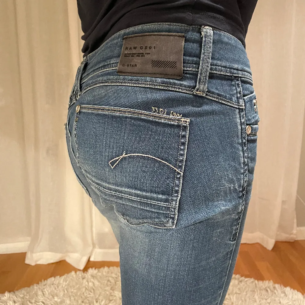 GStar raw low waist jeans i bra passform och fint skick med snygga detaljer. Jeans & Byxor.