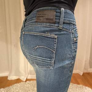 GStar raw low waist jeans i bra passform och fint skick med snygga detaljer