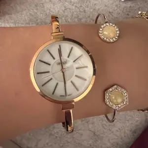 Säljer denna fina klocka tillsammans med ett armband i Roseguld. Knappt använd! 