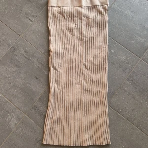 Lång kjol - Fin lång kjol från lindex. Går ner 20 cm efter knäna. Och jag är 168💖