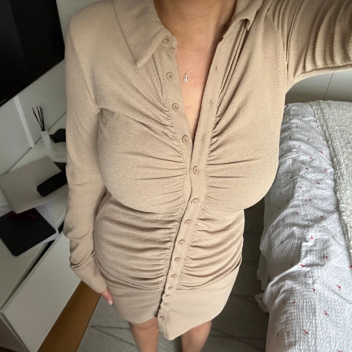 Klänning med knappar