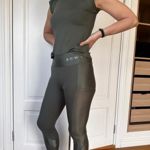 BOW19 träningsset - Sjukt snyggt träningsset från märket Bow19🌟 kan köpas antingen som det eller separat. Skriv i meddelande om ni vill veta priset på att köpa dem var för sig🙌 Nypris för setet ligger på 1500kr☺️ Aldrig använt utan har bara hängt i garderoben!