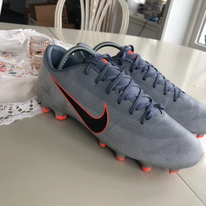 Fotbolls skor Nike  - Jag säljer nu mina gamla fotbollsskor som jag inte använder längre dom e i 10/10 skick och använda lite men dom blir tvättade innan skickade.