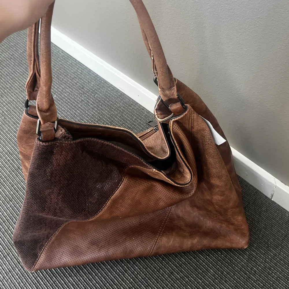 Fin brun väska som rymmer mycket. Väskor.