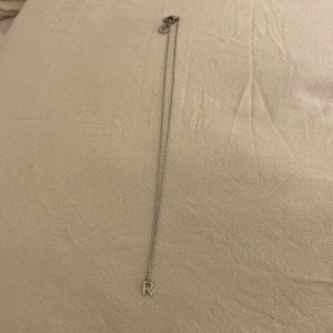 ”R” edblad halsband - väldigt fint skick. pris kan diskuteras. köparen står för frakt