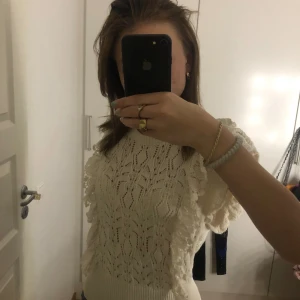 Stickad topp/linne - En stickad liten topp från Lindex som knapp är använd. Den är i storlek m men passar även s