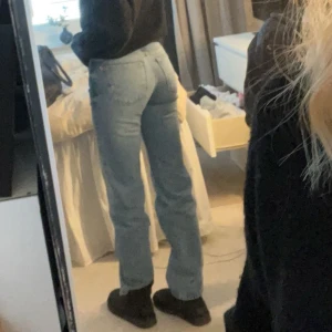 jeans lågmidjade - Säljer dessa låg/mid jeans från weekday då de inte kommer till användning. Använda ca 2-3 gånger så som nya. 
