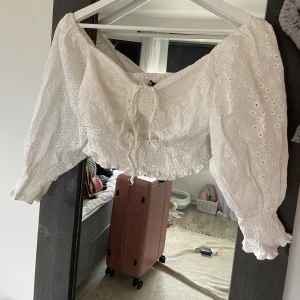 Topp från Zara - Super söt sommartopp från Zara. Köpt förra sommaren men tyvärr inte kommit till användning och är därför i nyskick 💕 