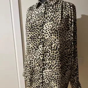 Blus i leopardmönster från H&M. Oversized modell. Fint skick