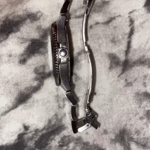 Tissot Seastar 1000 - Bara klockan, inte box eller nåt med, dock kommer i en liten påse. Yette fin och är i yette bra skick och nästan aldrig andvänts. Nypris 5695kr☺️ säljer för 4850kr (kan prata om priset om intresserad). Och super grish, passar alt.