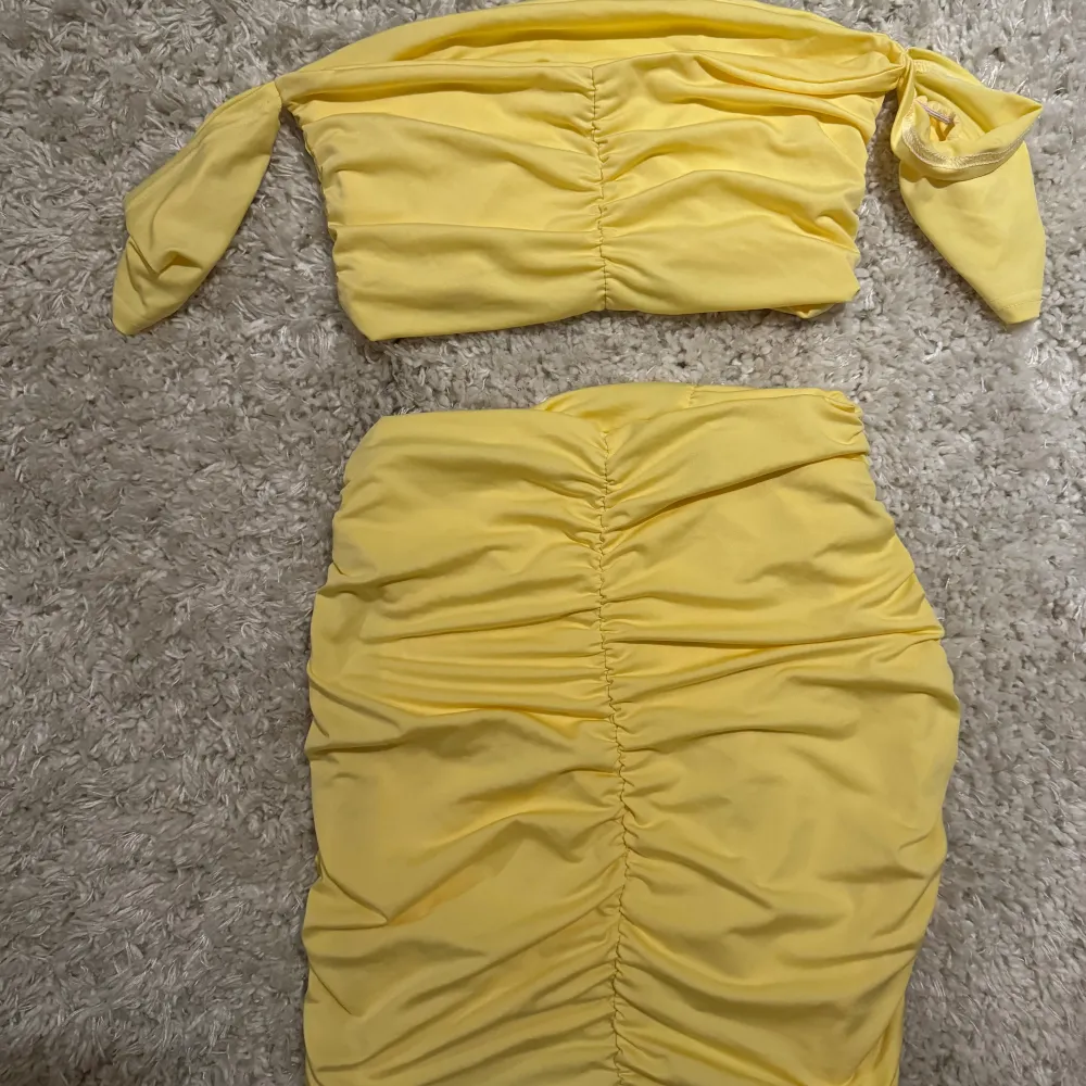 Säljer ett gult sett, kjol och överdel. Den är i storlek s/xs och säljer den för 130kr inkl frakt. . Klänningar.