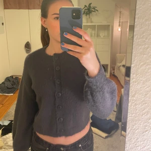 Grå kofta - Mörkgrå mysig kofta från zalando. Använd få gånger 