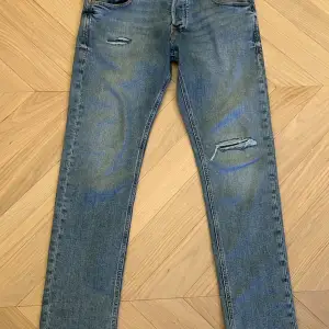 Jack & Joans ripped jeans 29/30. köpte dem för en vecka sen med dem va lite stora och jag tog av lappen för tidigt så jag kunde inte lämna tillbaka så använde 2 gånger vid funderingar är det bara att skriva 😃