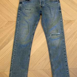 Jack & Joans ripped jeans 29/30. köpte dem för en vecka sen med dem va lite stora och jag tog av lappen för tidigt så jag kunde inte lämna tillbaka så använde 2 gånger vid funderingar är det bara att skriva 😃