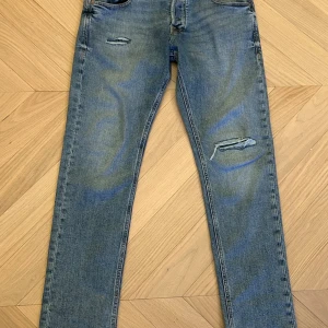 Ripped jeans - Jack & Joans ripped jeans 29/30. köpte dem för en vecka sen med dem va lite stora och jag tog av lappen för tidigt så jag kunde inte lämna tillbaka så använde 2 gånger vid funderingar är det bara att skriva 😃