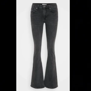 Low wais bootcut jeans - Säljer dessa as snygga mörkgrå jeansen med en lite urtvättad wash färg, as najs passform och sitter super Low waist på. Hör av er för fler bilder. 💘storlek 32 skulle säga att de passar för 34 oxå. Ge prisförslag, kan gå ner i pris men inte för mycket