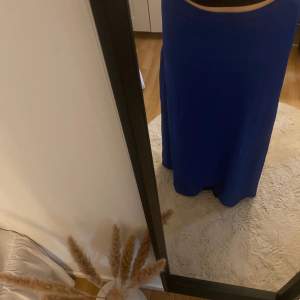Super fin blå kjol/klänning från H&M. Kan användas till båda beroende på och är i storlek M (pssar både mindre och större då den är strechig). Säljer den för att den är för liten för mig. Kom med prisförslag!💙