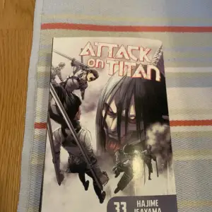 Vol. 33 av animanga serien attack on titan på engelska! Helt oanvänd och i utmärkt skick. Priset går att diskutera :)