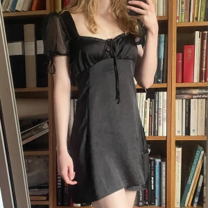 Svart klänning med puffärmar från Motel Rocks - Supersöt klänning från motel rocks. I bra skick 