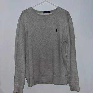 Ralph lauren tröja i bra skick - En otroligt snygg o klassisk Ralph lauren tröja i bomull. Tröjan är i bra skick och är i storlek S. Hör av er vid funderingar!