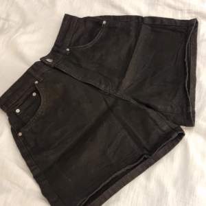 Svarta jeansshorts, Gina Tricot, strl. 36. Lite stretch. Perfekt inför sommaren som basic basplagg, högmidja med dragkedja och knapp. 