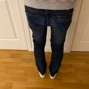 Ett par otroligt feta replay jeans i modellen ”anbass”. Storlek 28. 10/10 skick. Pris går att diskutera.