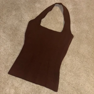 Zara halterneck - Topp från Zara, använd typ 2 gånger och köpt förra året, i jättefint skick förutom baksidan där där är en liten skråma (se sista Bild) men inget som syns när man har den på sig direkt. 