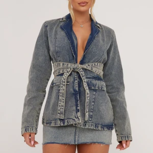 Blazer - Skitsnygg, helt ny jeansblazer med matchande bälte. Passar som en S