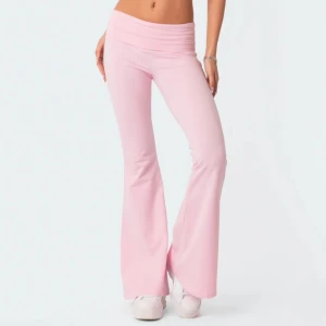 Rosa lågmidjade yoga pants - Superfina yoga byxor med perfekt material • Lappen sitter kvar och den är i fint skick • Orginalpris 819 kr